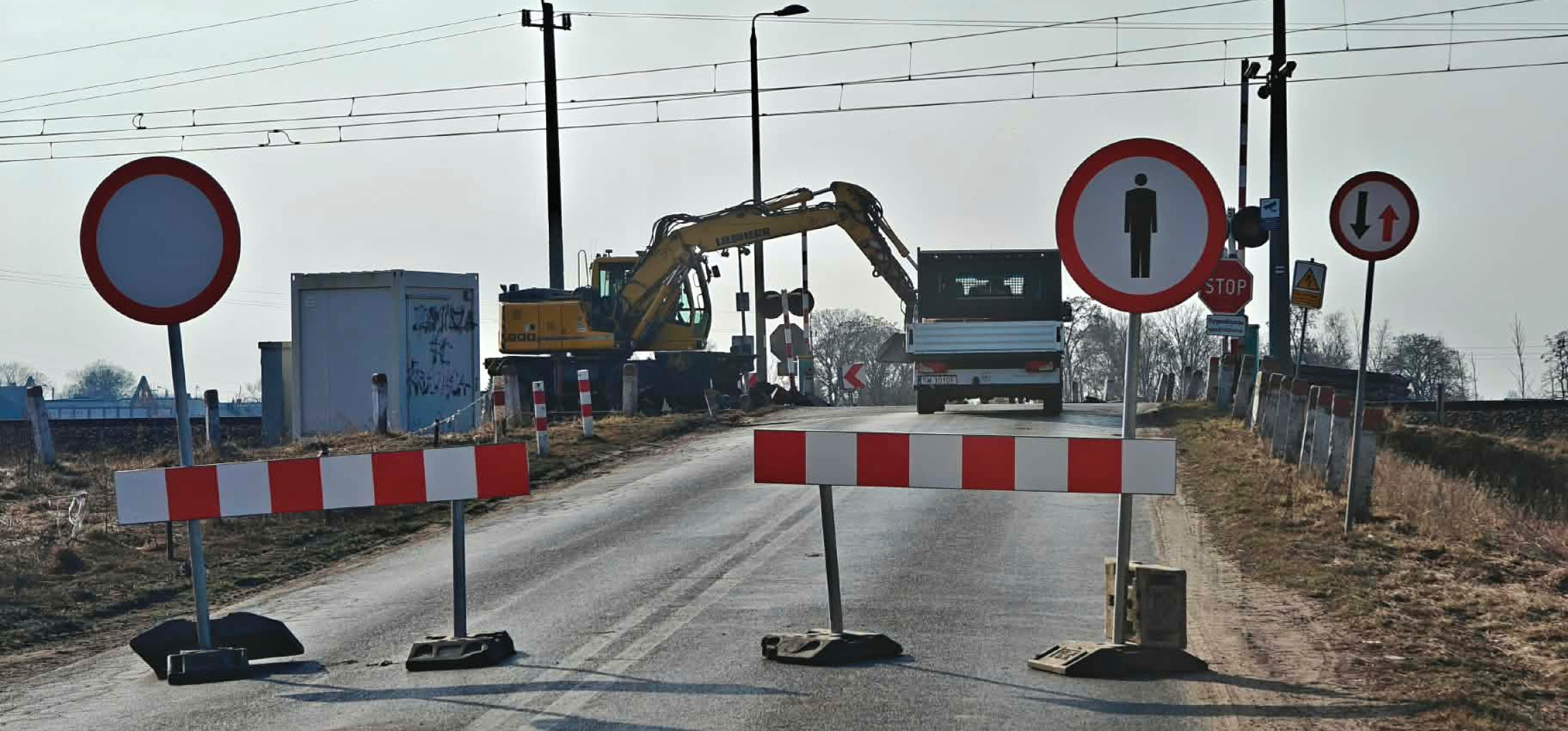 Zamknięto dwa przejazdy kolejowe. Kierowcy muszą zmienić trasę