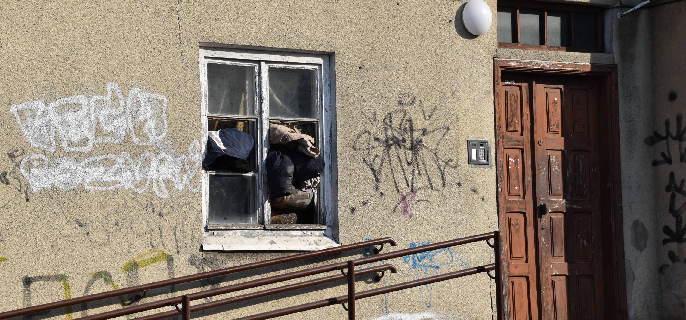 Wybite okno, ubrania zamiast szyby i strach. Nasza interwencja przy Skłodowskiej-Curie