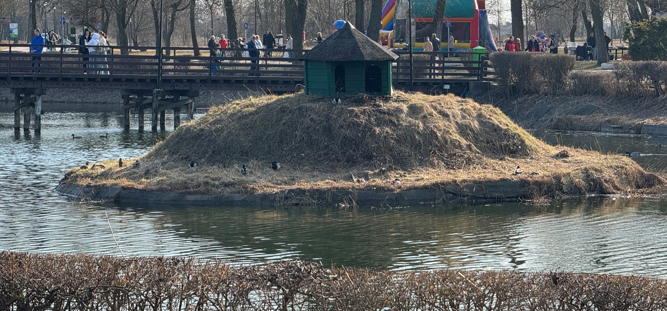 Spacerowicze w Parku Solankowym. Słońce przyciągnęło mieszkańców