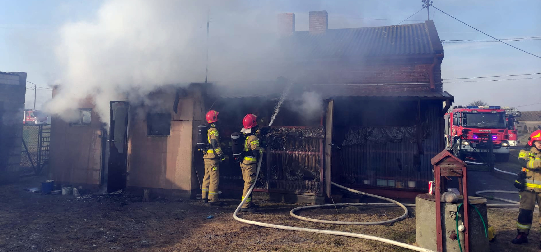 Groźny pożar domu. Jedna osoba trafiła do szpitala