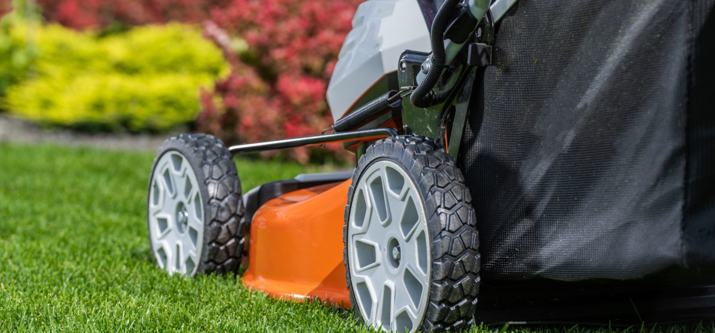 Mały ogródek w mieście. Jaka kosiarka zajmie najmniej miejsca w składziku?