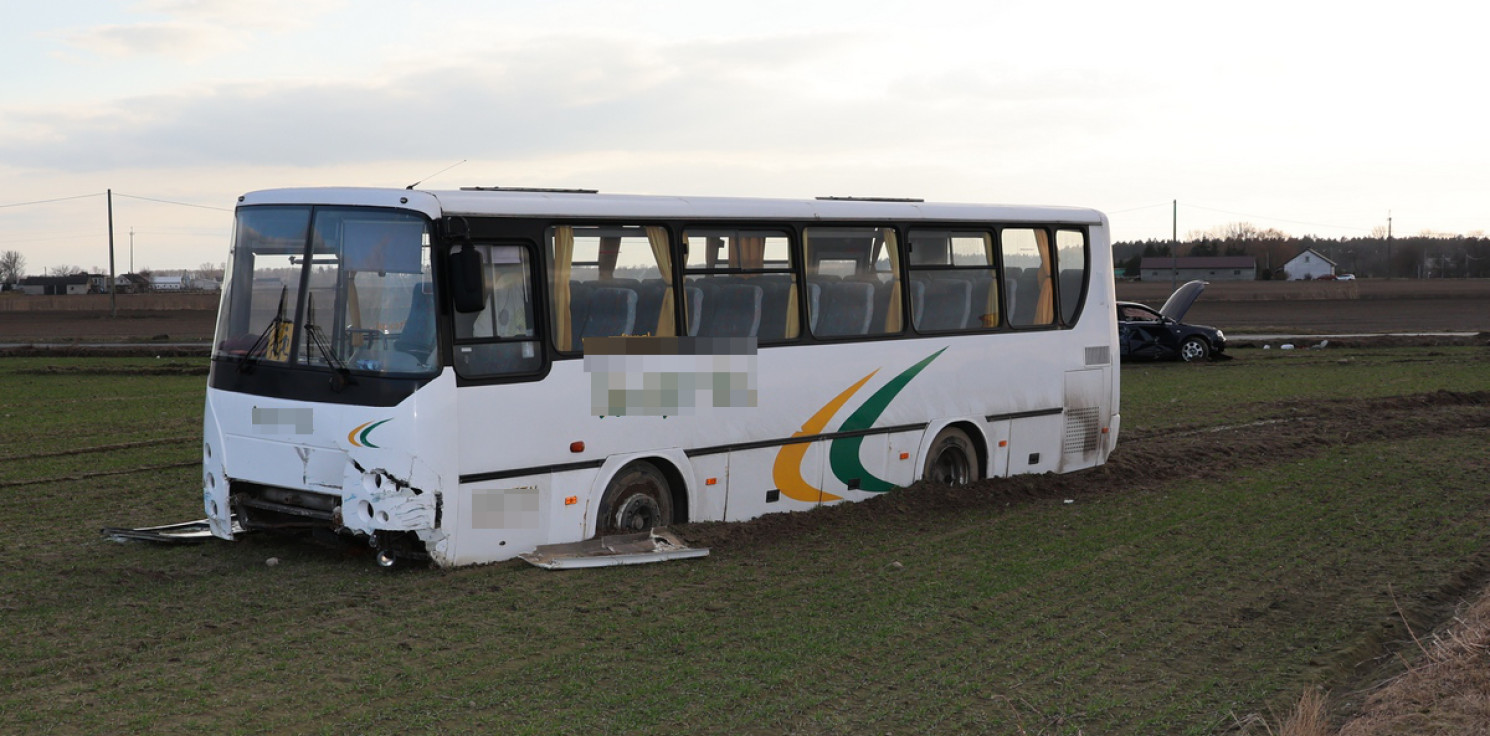 Region - Autobus szkolny zderzył się z osobówką. Wśród poszkodowanych są dzieci 