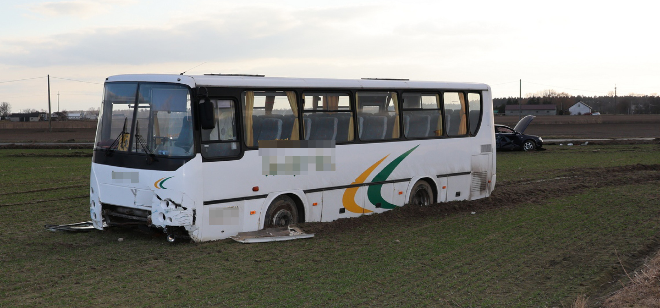 Autobus szkolny zderzył się z osobówką. Wśród poszkodowanych są dzieci