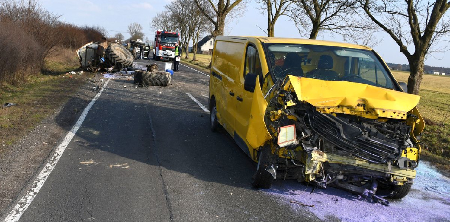 Region - Traktor rozerwany na części po uderzeniu busa. 27-latek w szpitalu