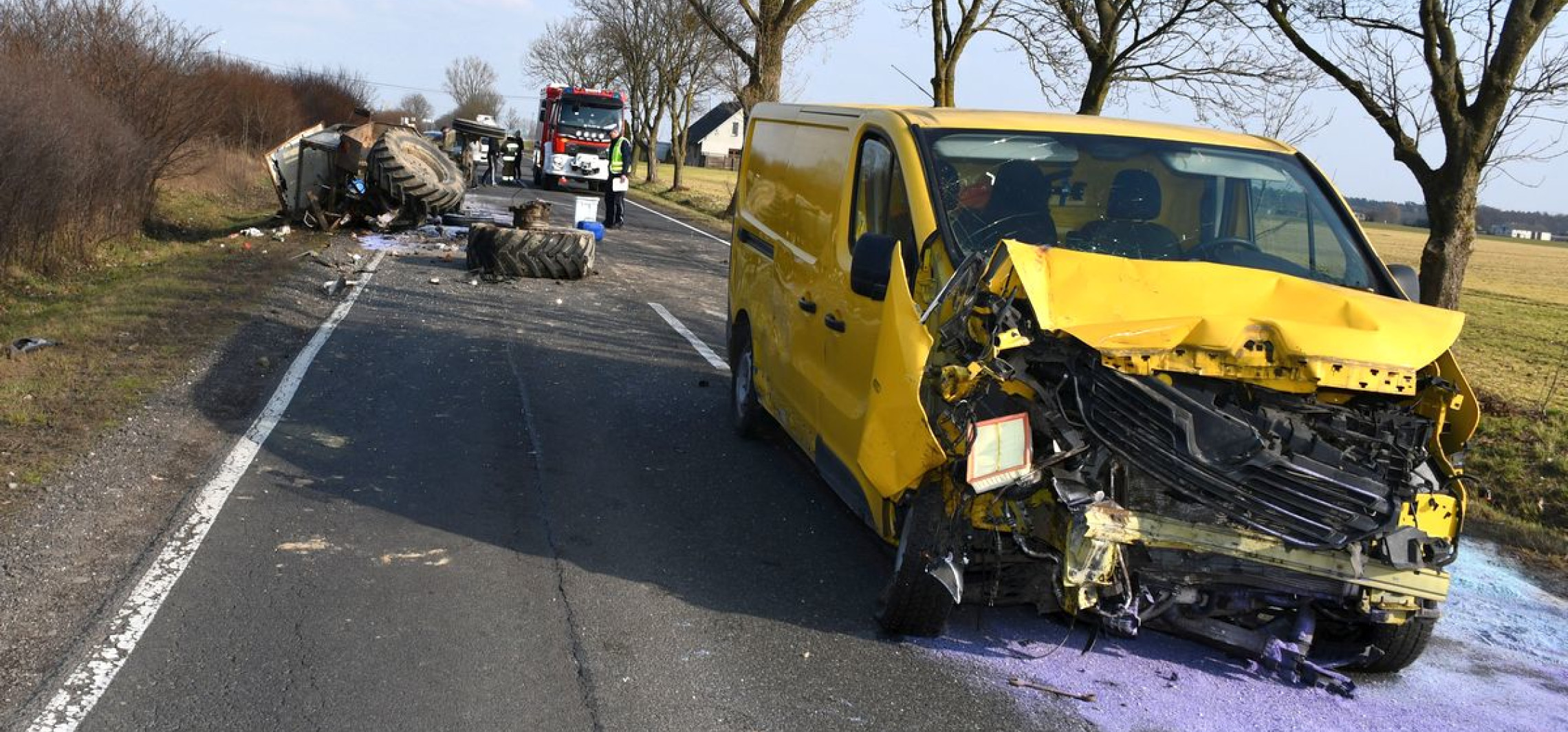 Traktor rozerwany na części po uderzeniu busa. 27-latek w szpitalu