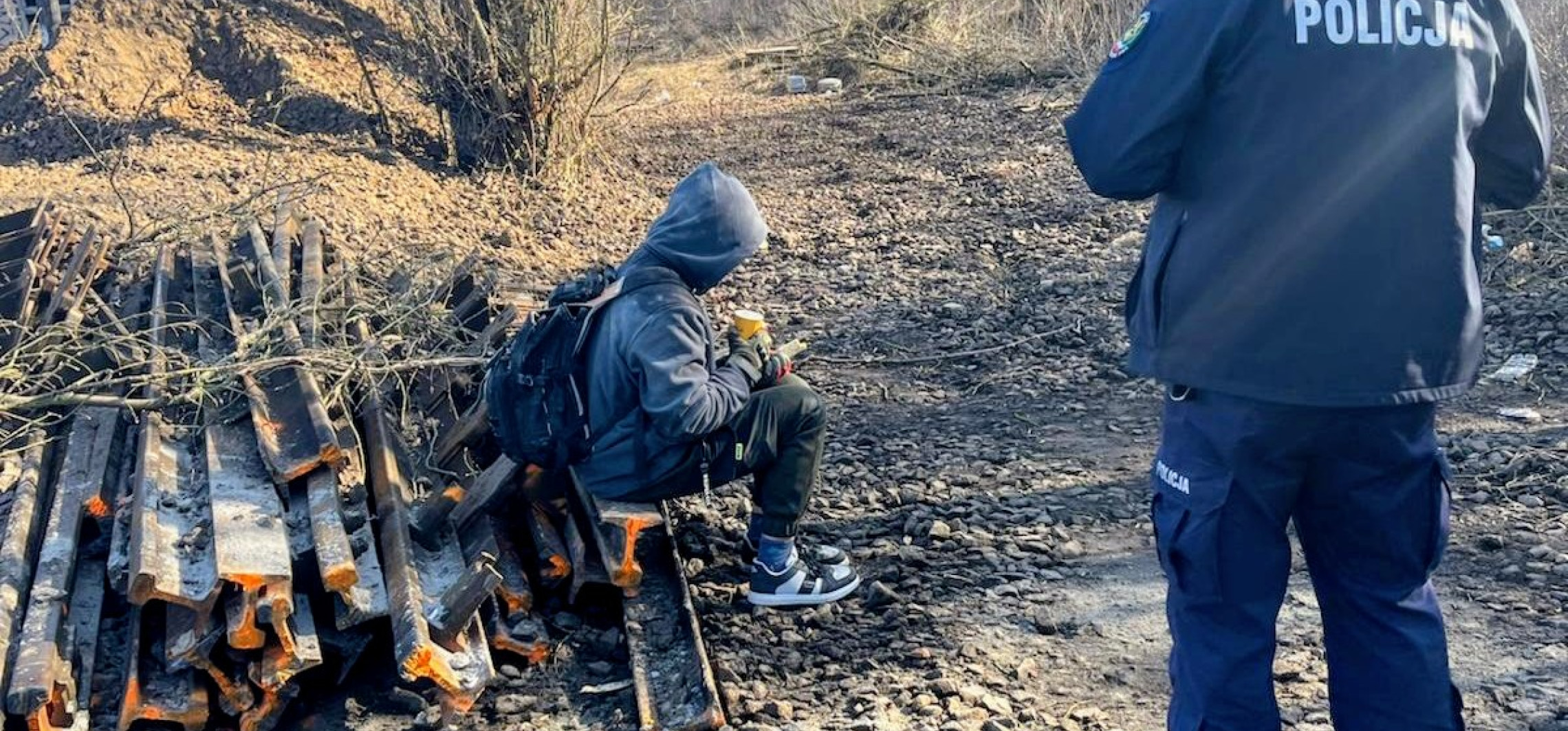 Chłodna noc mogła skończyć się tragedią. 43-latek potrzebował pomocy