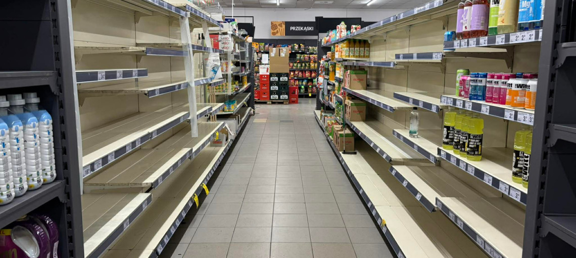 Puste półki i wyprzedaż towarów. Zamyka się popularny market