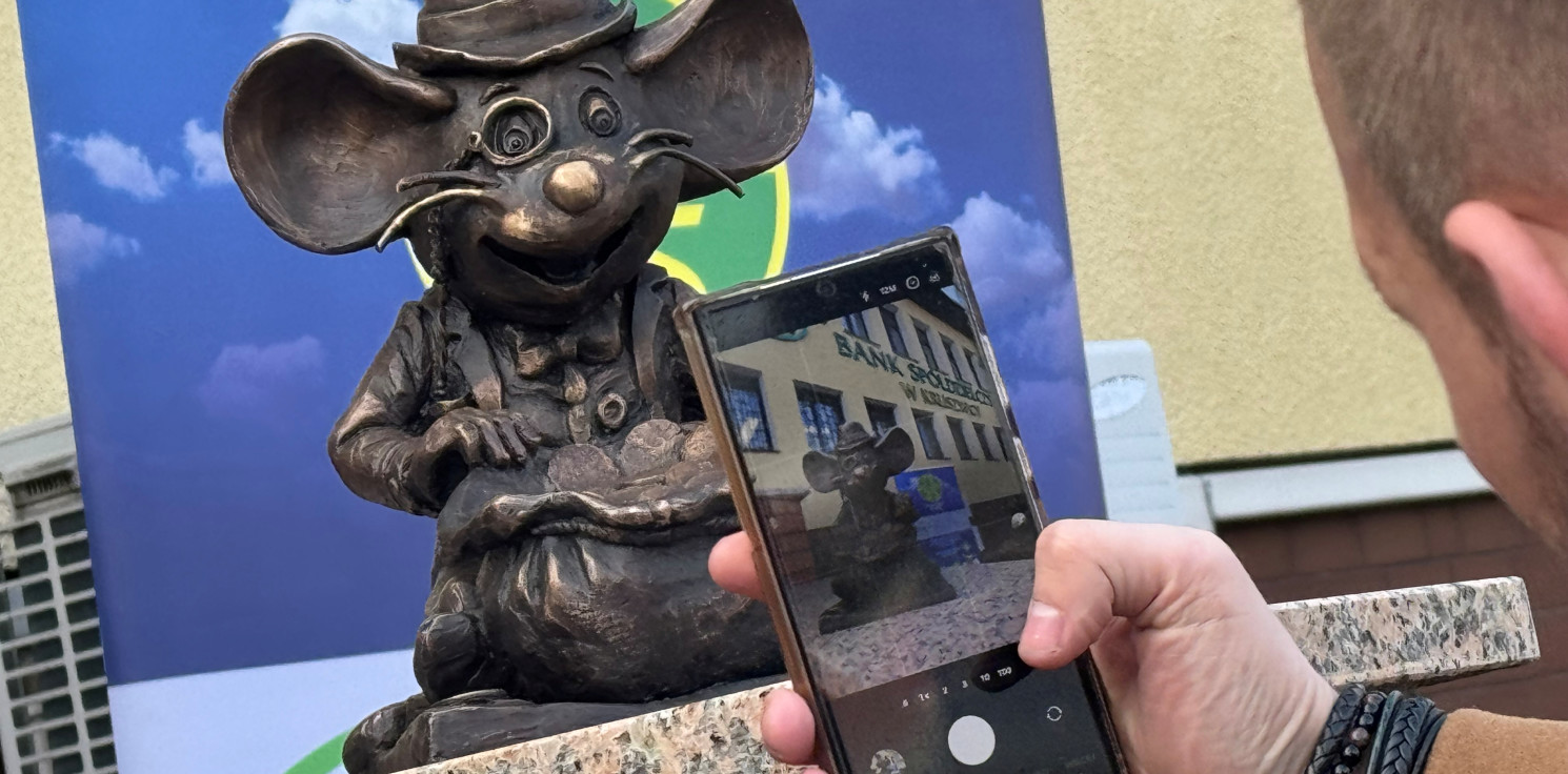 Kruszwica.online - Myszka Miki ma brata w Kruszwicy. Wyrzeźbił go inowrocławianin