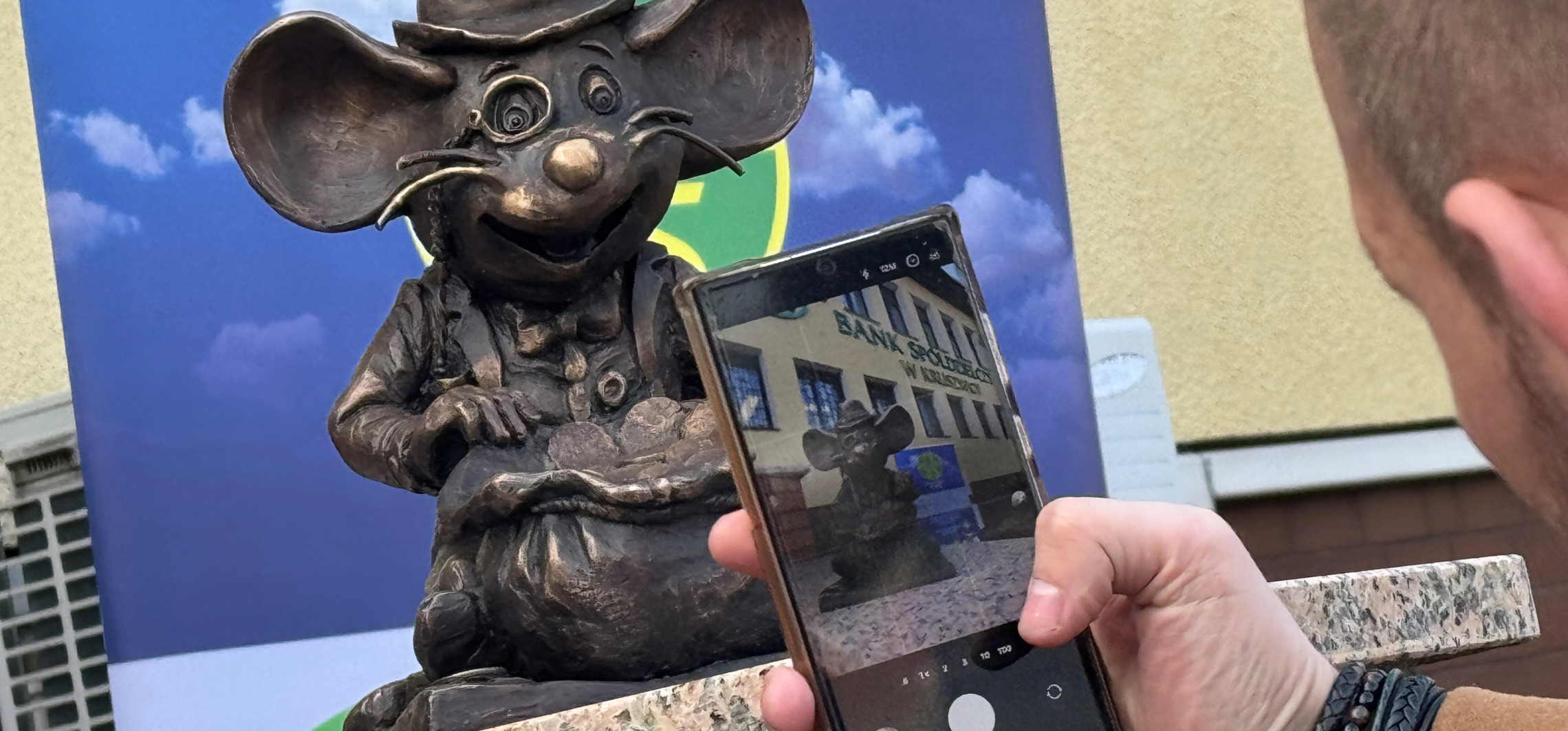 Myszka Miki ma brata w Kruszwicy. Wyrzeźbił go inowrocławianin