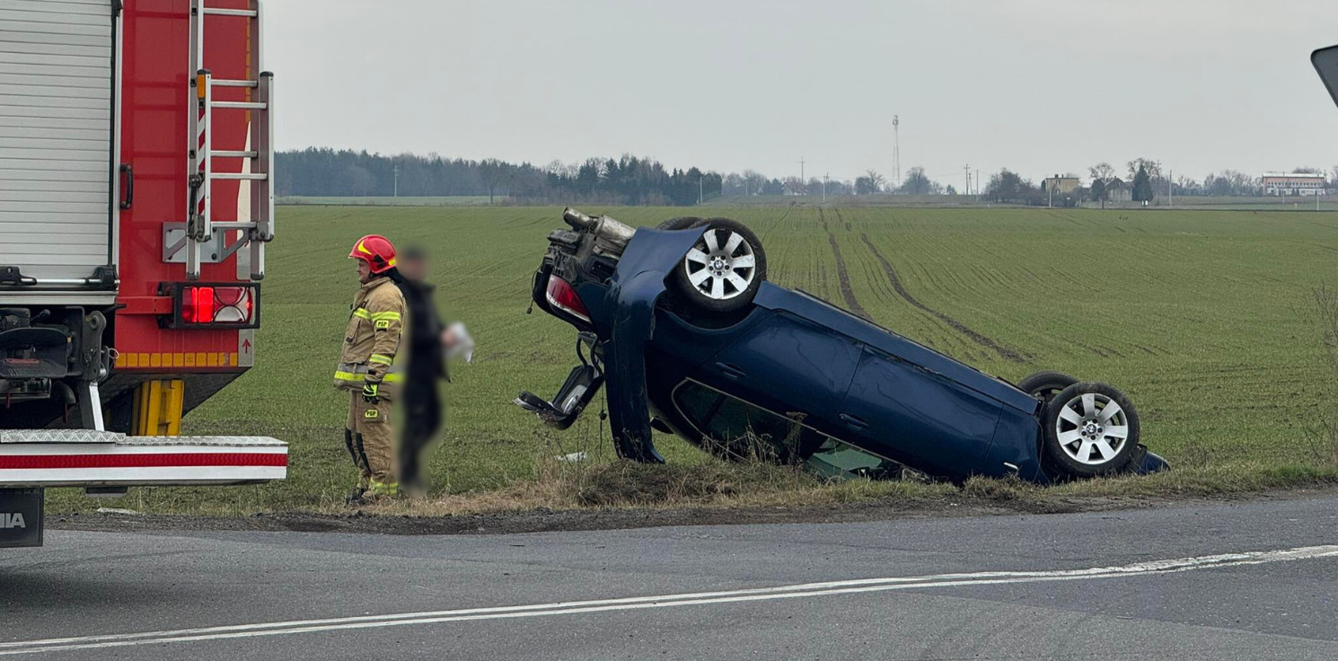 Gmina Inowrocław - BMW na dachu po zderzeniu w Dulsku