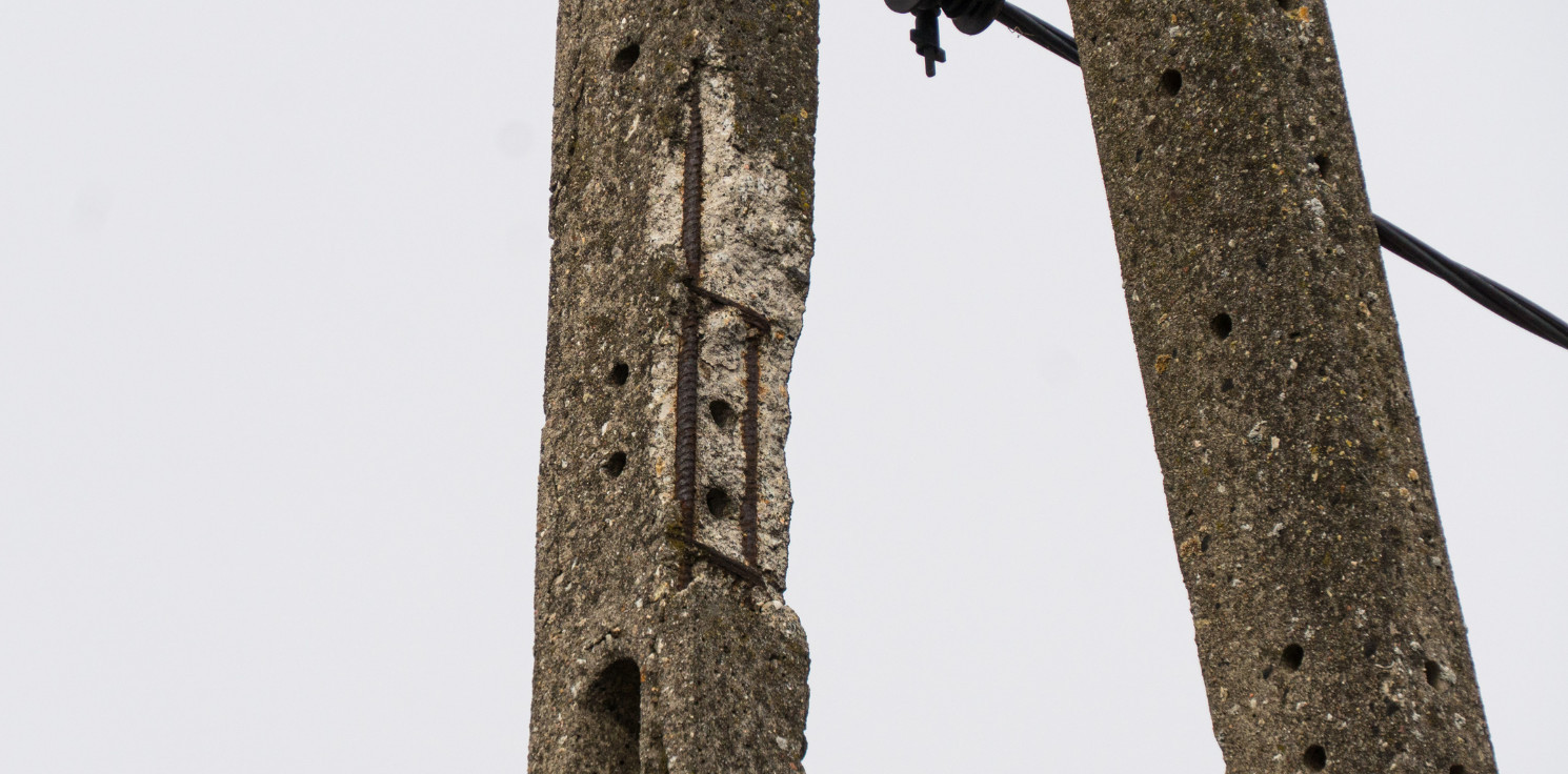 Inowrocław - Stare słupy w Mątwach. Gruz miał uszkodzić kosiarkę