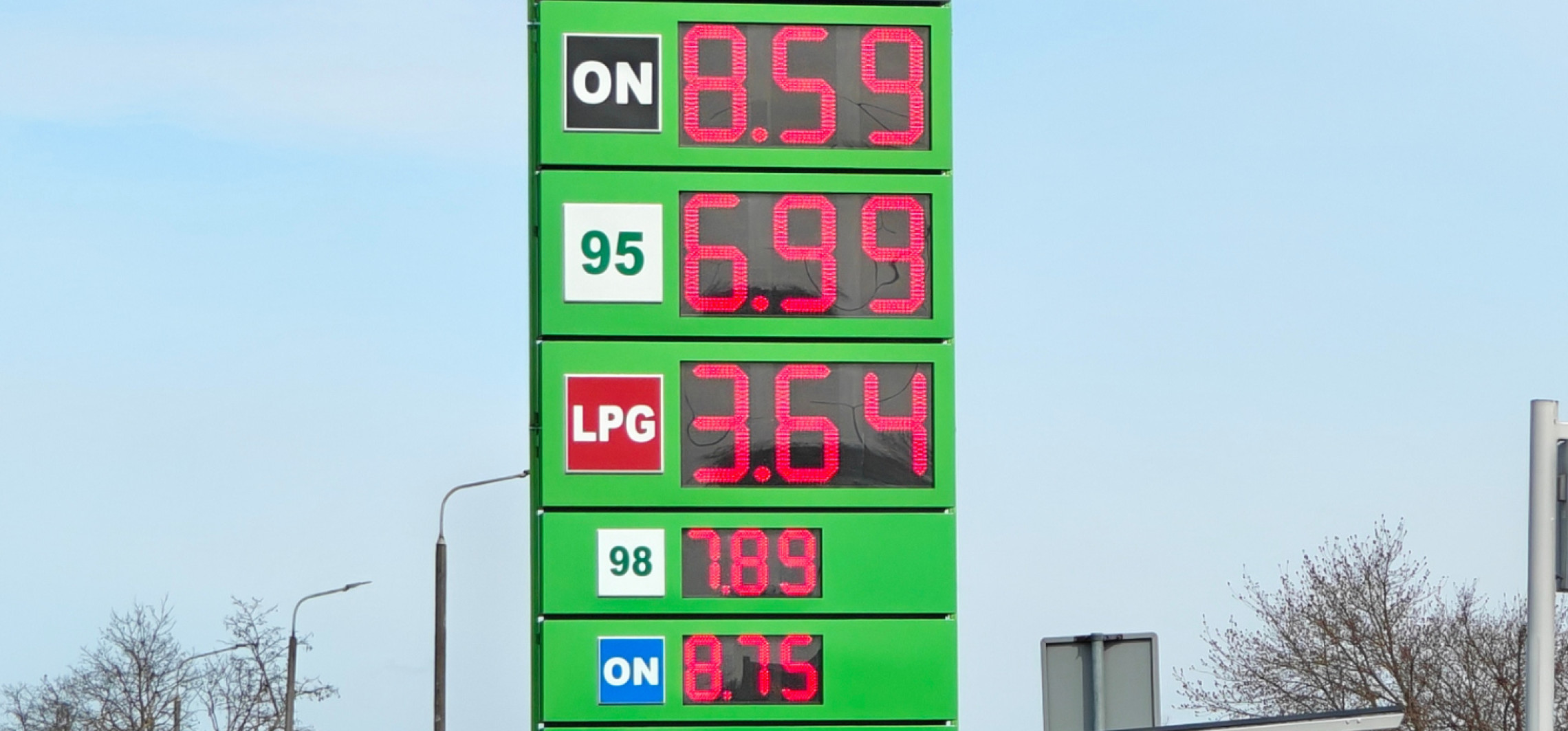 W poniedziałek lepiej odpuścić tankowanie. We wtorek będzie taniej