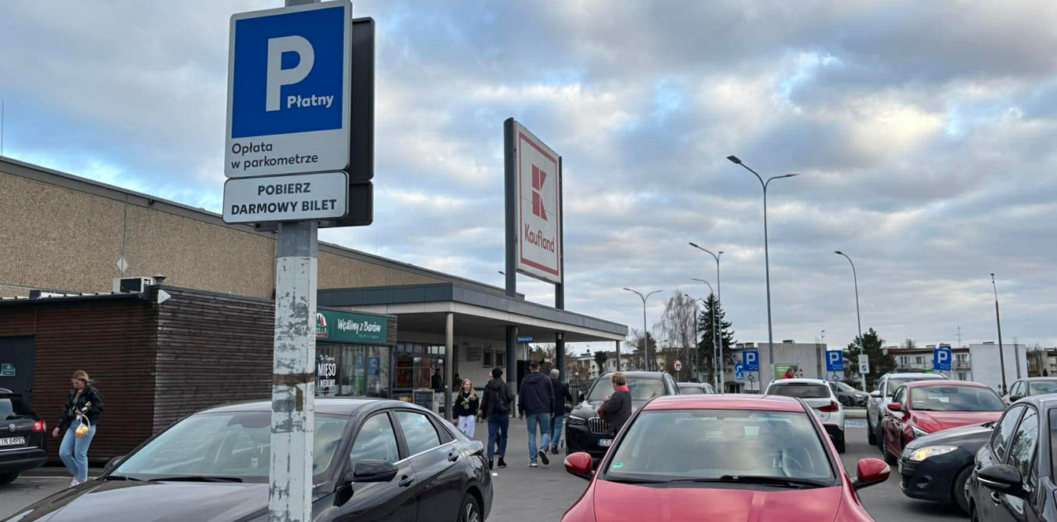 Inowrocław - Parkomaty przed kolejnym marketem w Inowrocławiu