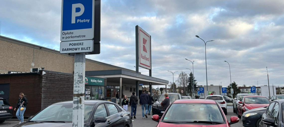 Parkomaty przed kolejnym marketem w Inowrocławiu