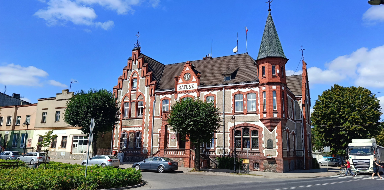 Pakość.online - W zrujnowanej kamienicy powstanie biblioteka. Inwestycja podzieliła radnych