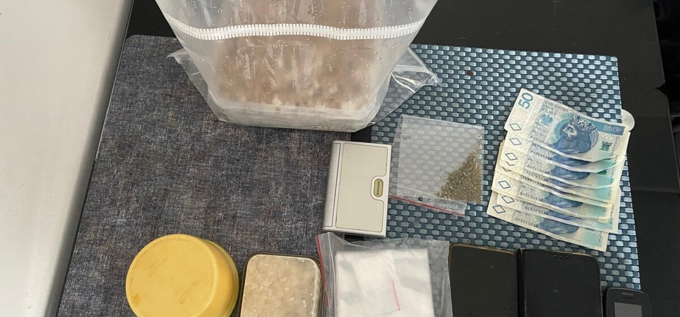 35-latek miał w mieszkaniu narkotyki i grzybnię halucynogenną