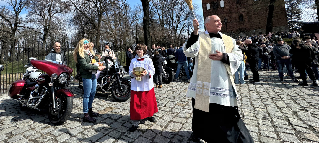 Ze święconką w kaskach. Motocyklowa brać spotkała się pod bazyliką