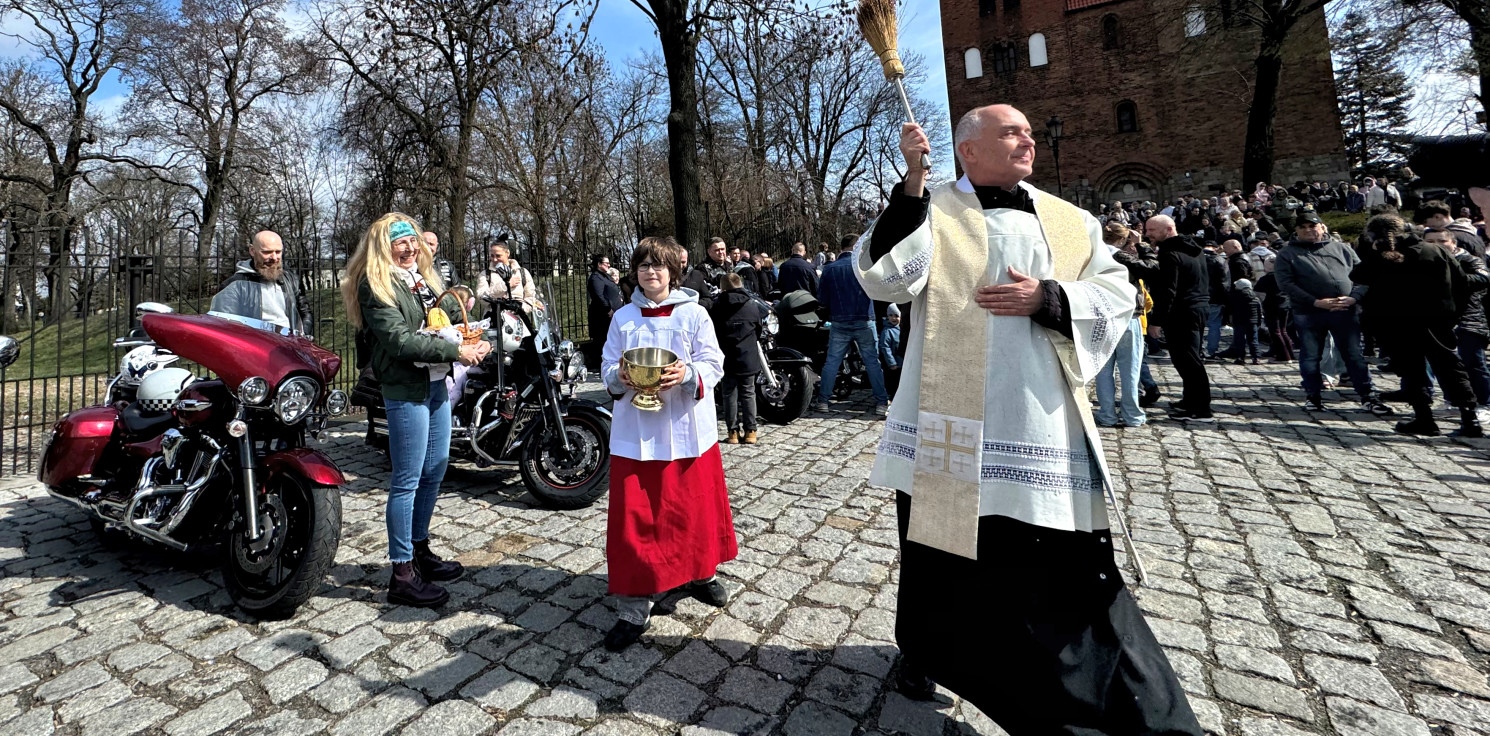 Inowrocław - Ze święconką w kaskach. Motocyklowa brać spotkała się pod bazyliką