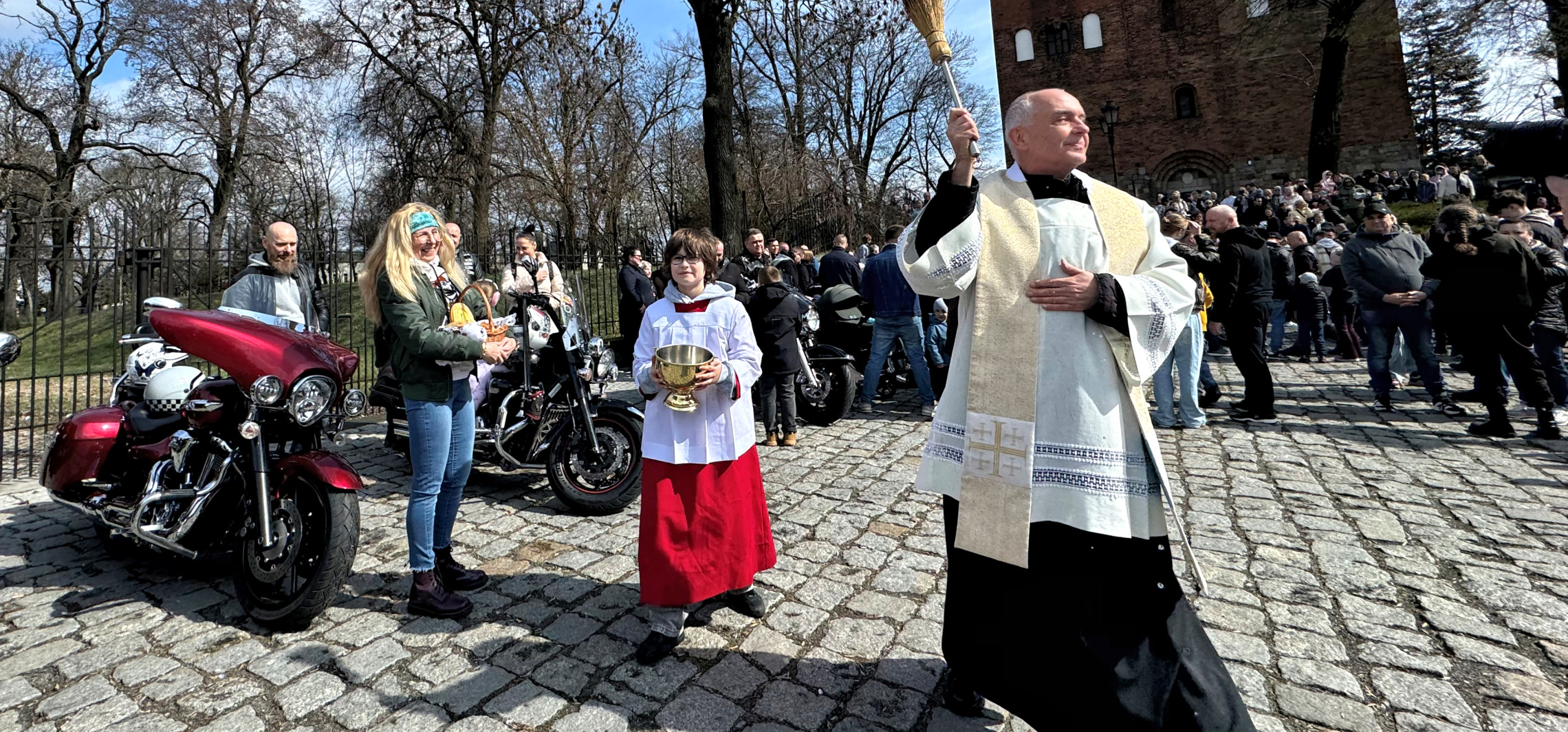 Ze święconką w kaskach. Motocyklowa brać spotkała się pod bazyliką