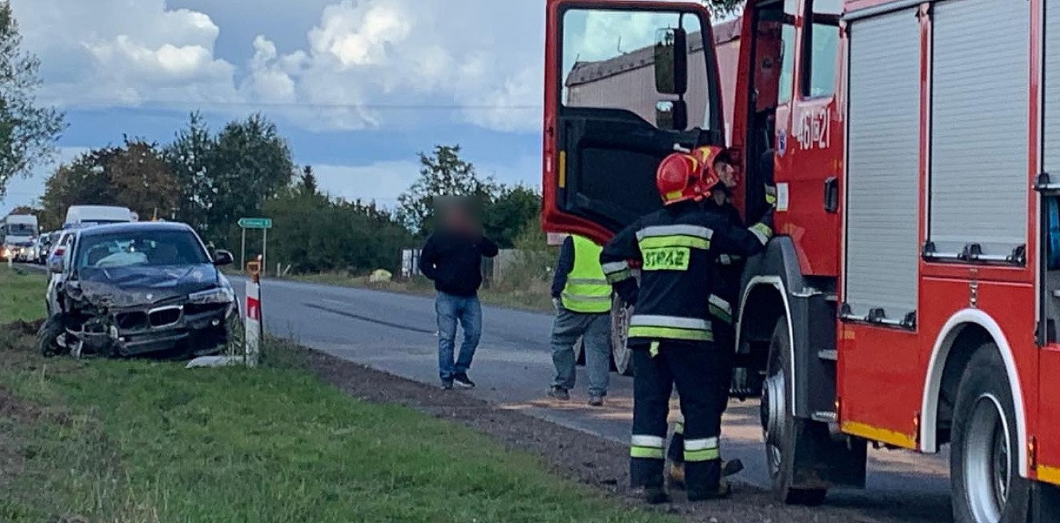 Inowrocław - Kraksa w Sławęcinku z udziałem BMW