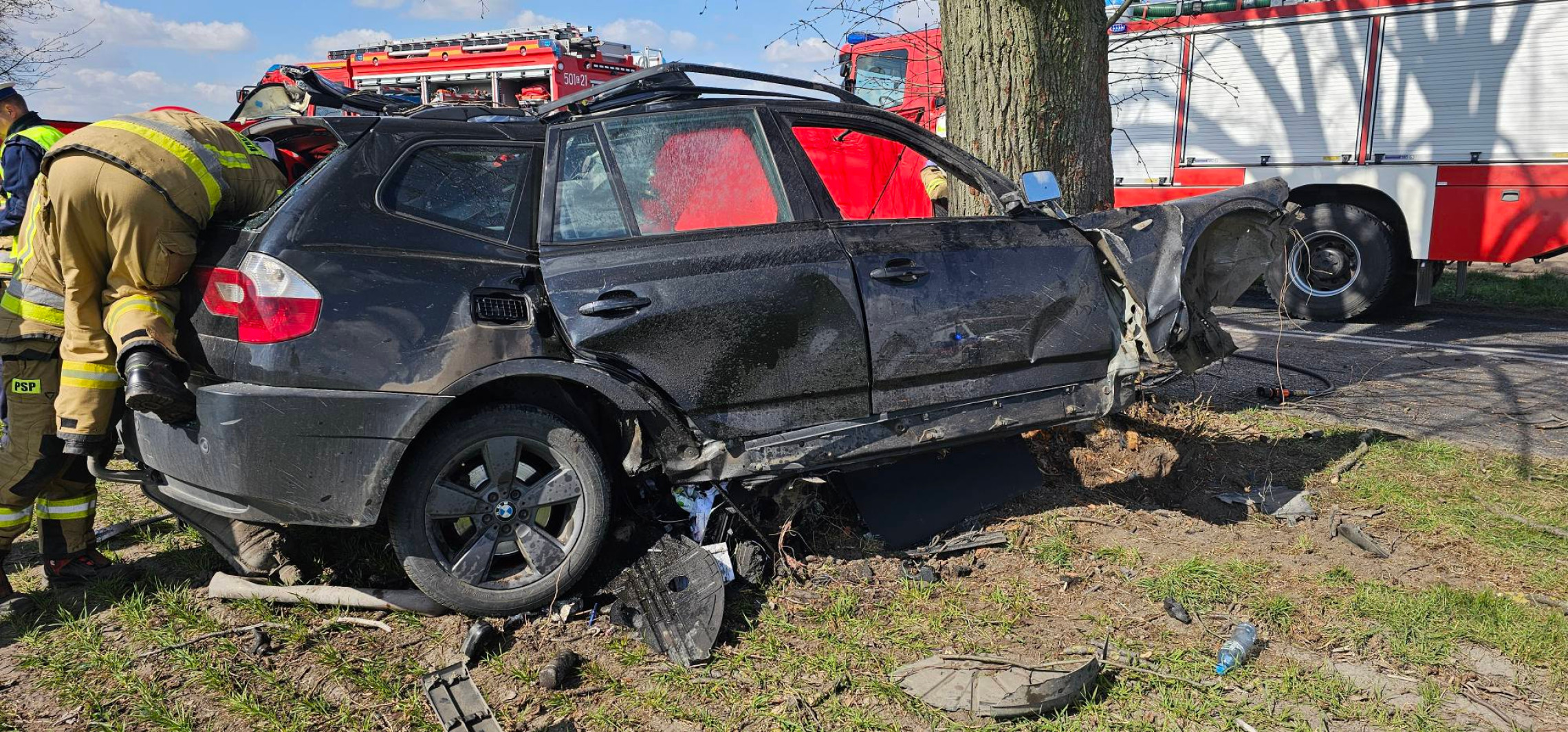 BMW uderzyło w drzewo. Kierowca zginął na miejscu