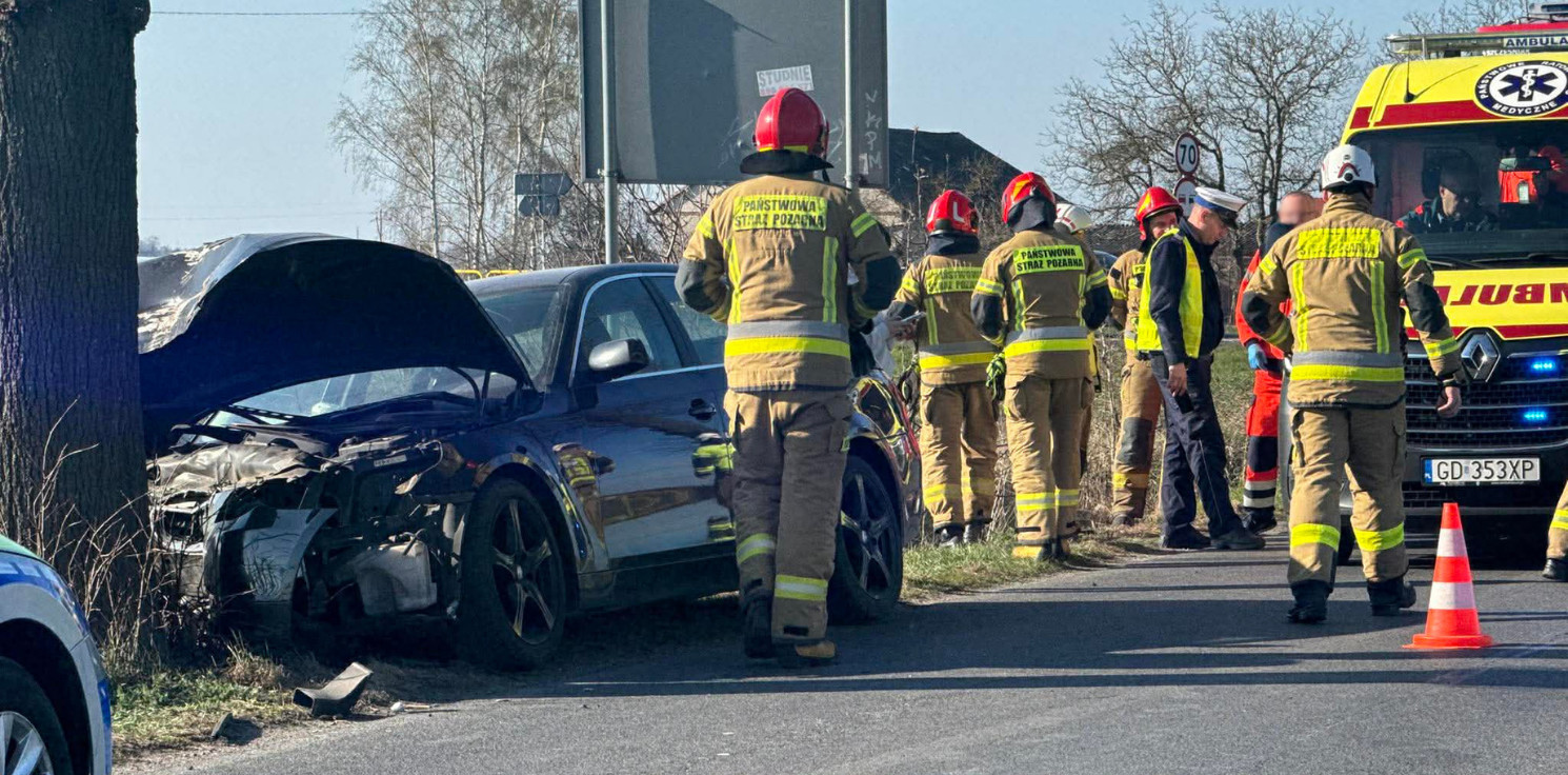 Gmina Inowrocław - BMW rozbiło się na drzewie. Kobieta w szpitalu