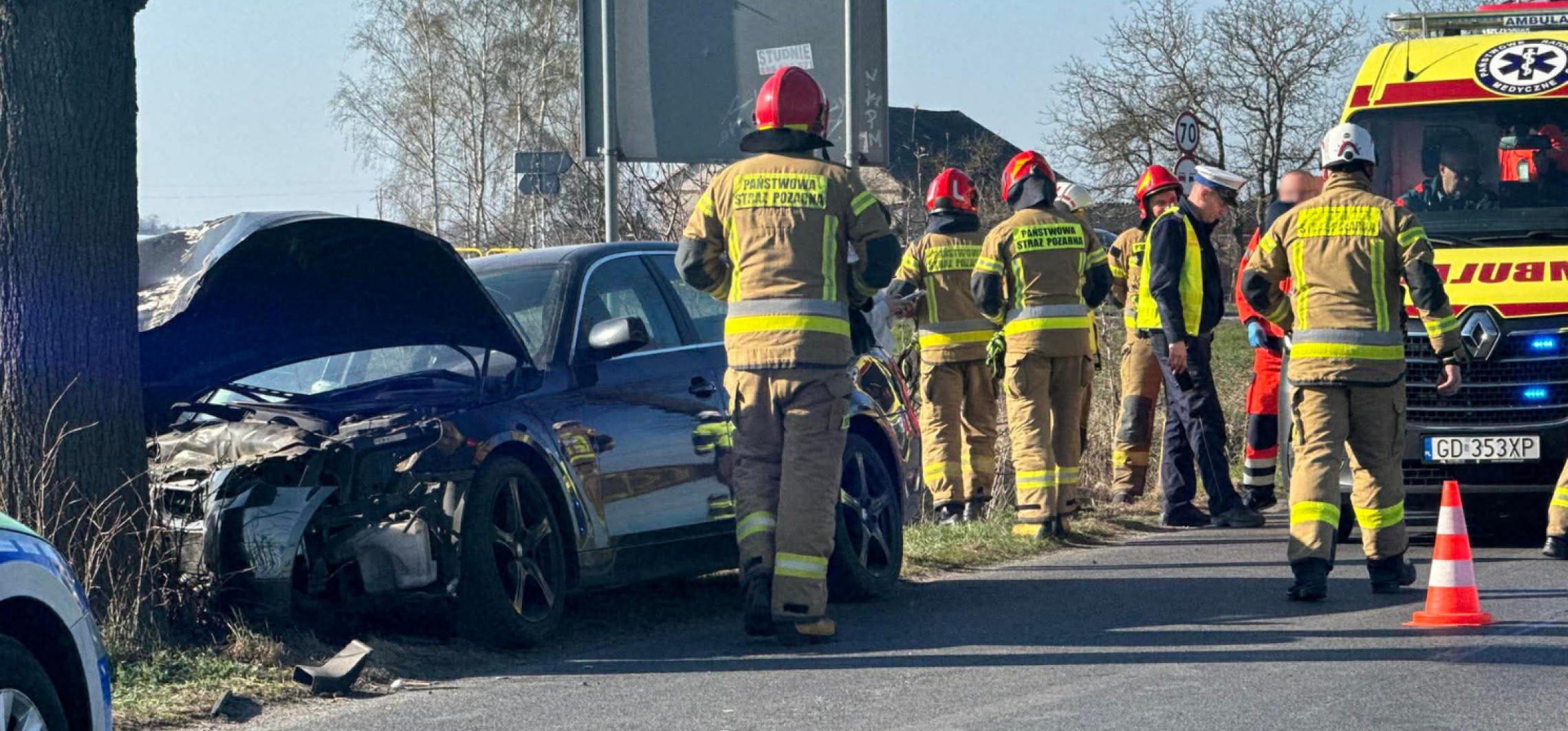 BMW rozbiło się na drzewie. Kobieta w szpitalu