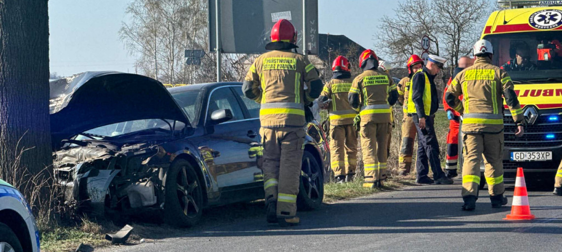 BMW rozbiło się na drzewie. Kobieta w szpitalu