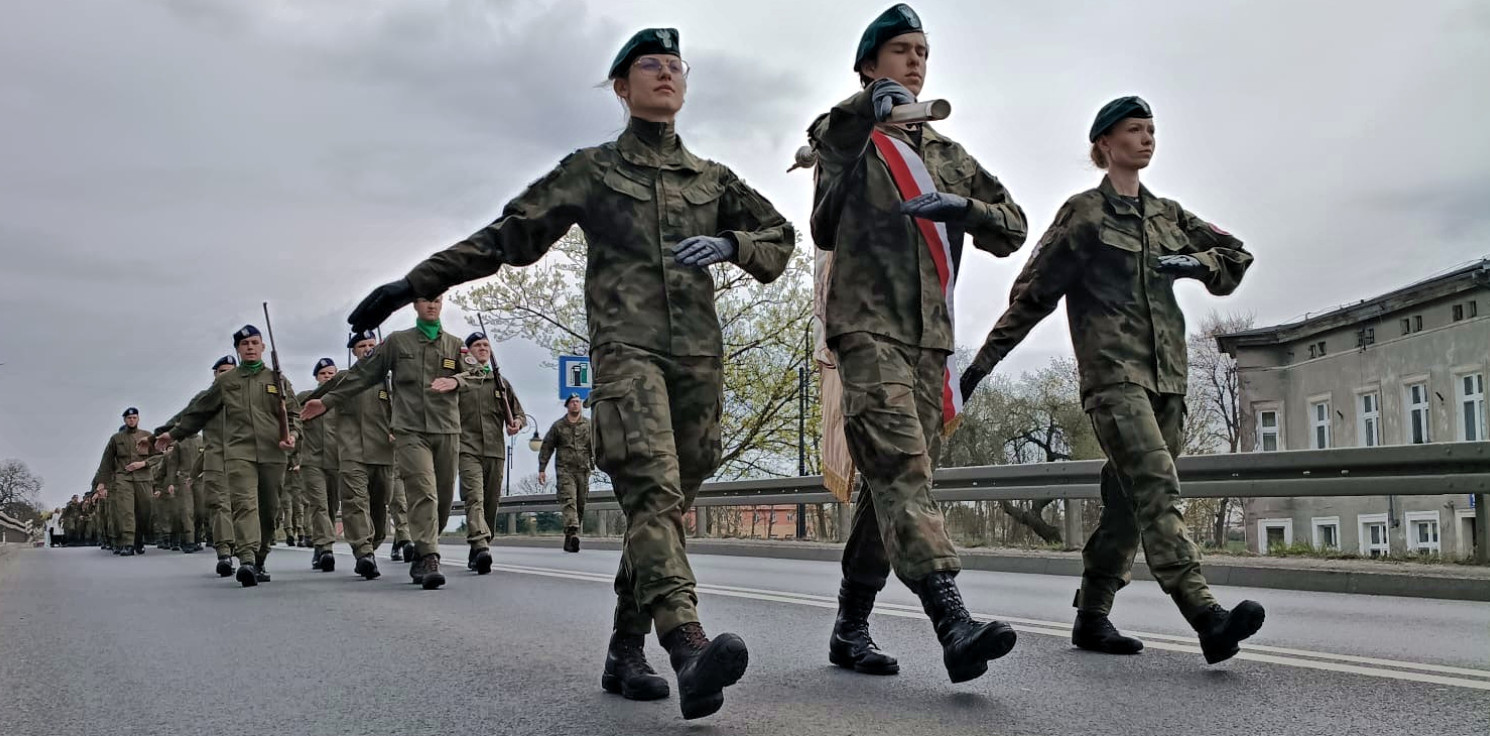 Kruszwica.online - Mundur, przysięga i emocje. Wyjątkowy dzień pierwszoklasistów w Kruszwicy