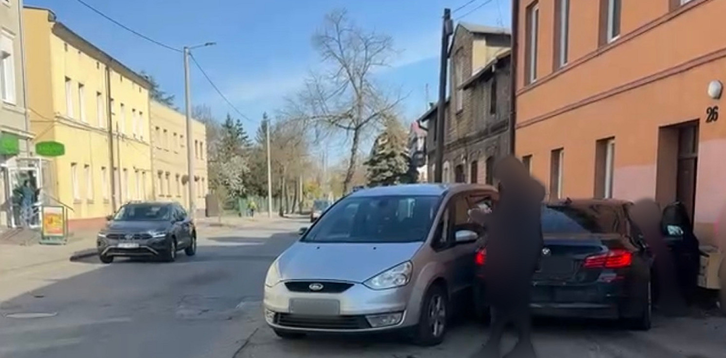 Inowrocław - Na Orłowskiej BMW uderzyło w kamienicę. Uszkodzone też dwa inne auta