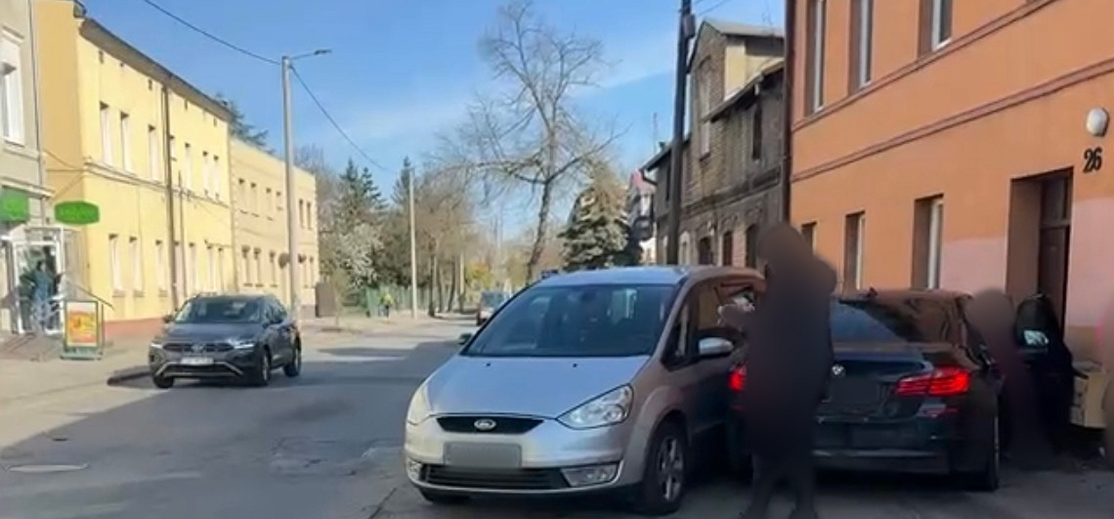 Na Orłowskiej BMW uderzyło w kamienicę. Uszkodzone też dwa inne auta