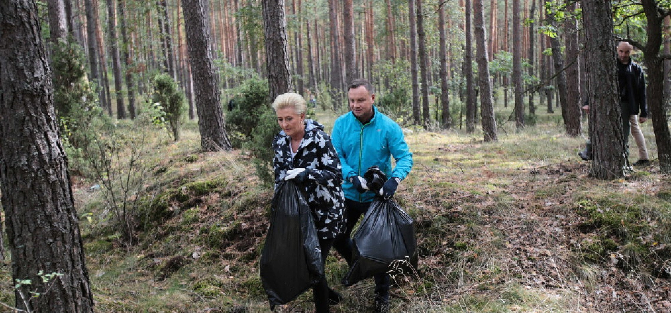 Kraj - Para prezydencka apeluje o sprzątanie lasów i zabieranie z nich śmieci