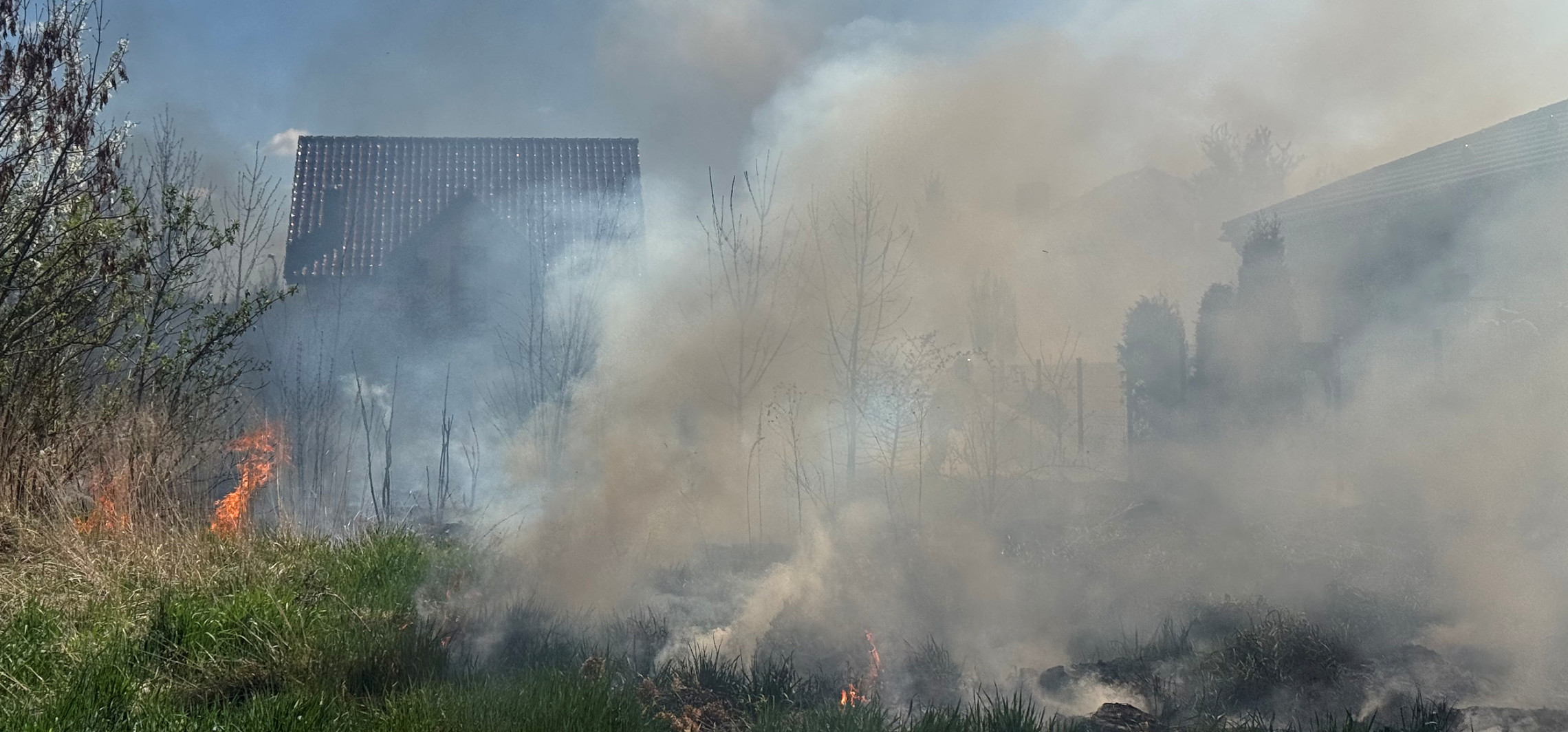 Pożar przy Radosnej. Zagrożone były domy