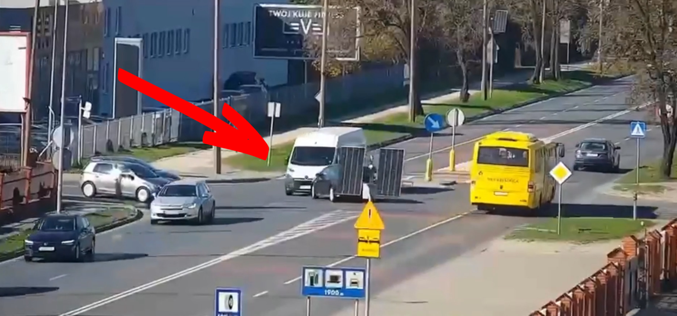 Kolejna kraksa na tym samym skrzyżowaniu. Mamy nagranie