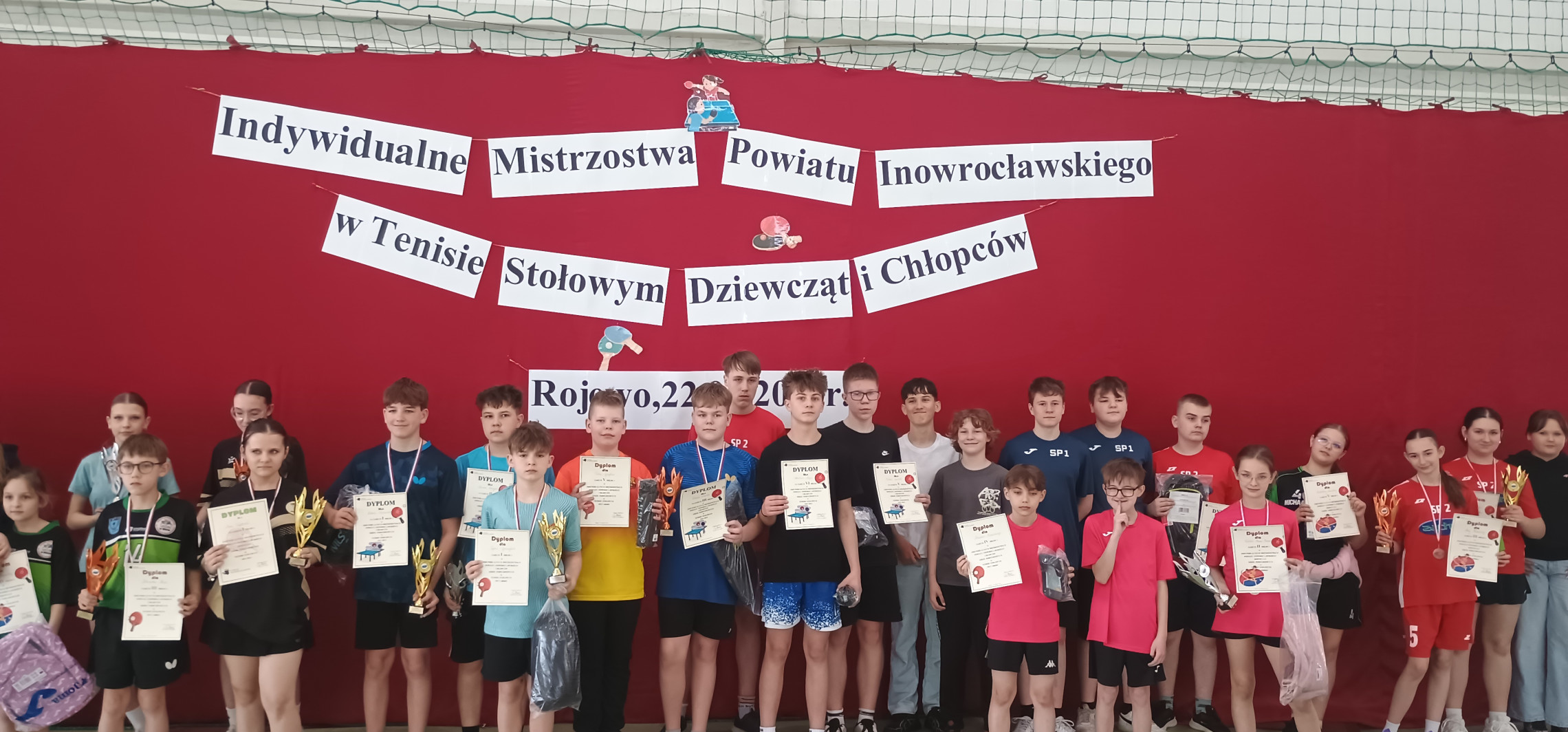 Ponad 50 młodych zawodników przy stołach w Rojewie