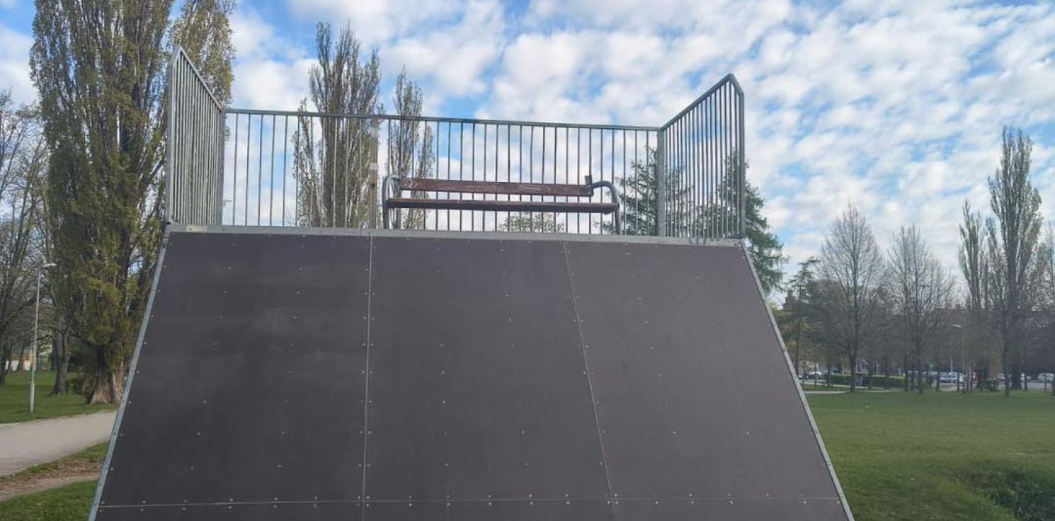 Inowrocław - Wandale w skateparku. Wyrwali ławkę