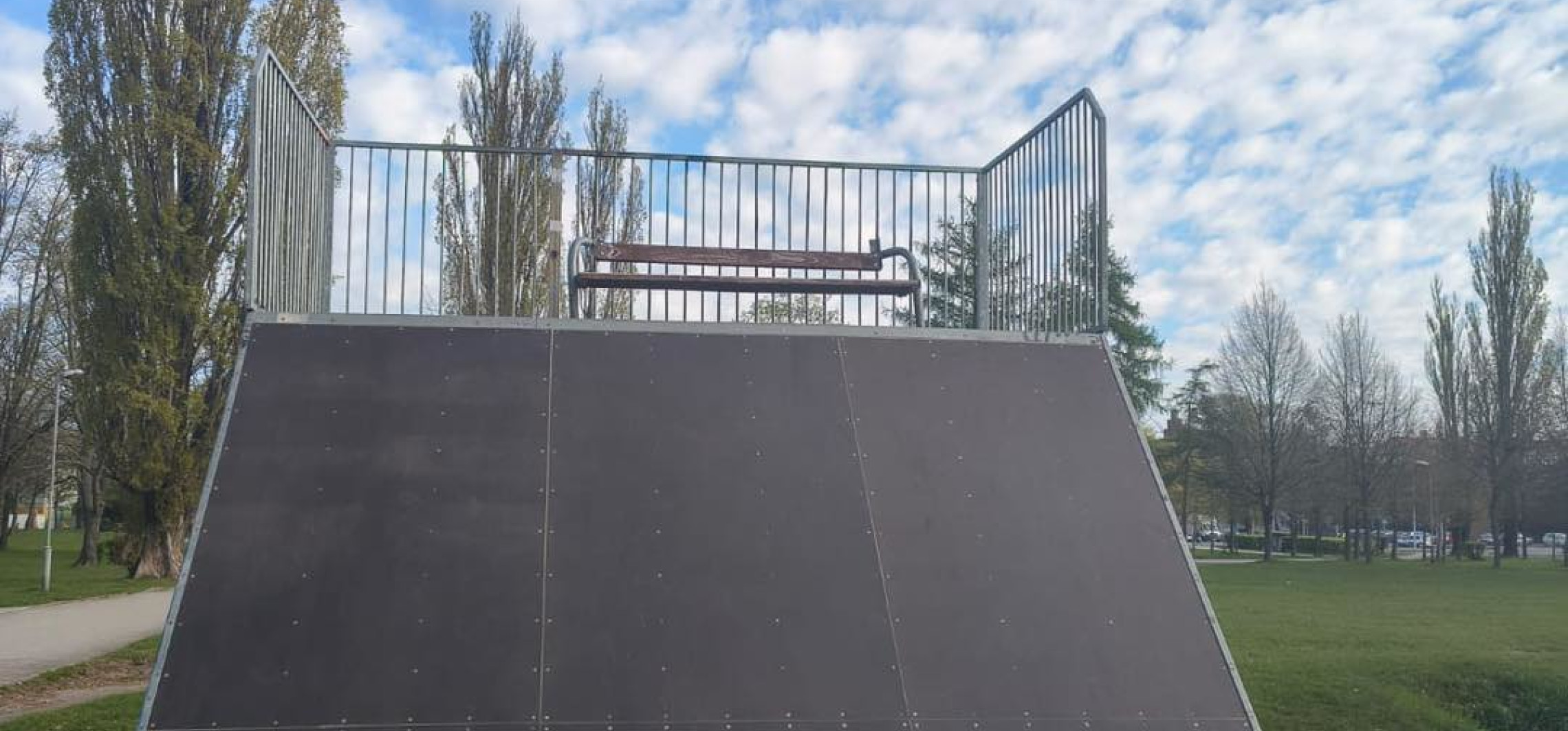 Wandale w skateparku. Wyrwali ławkę