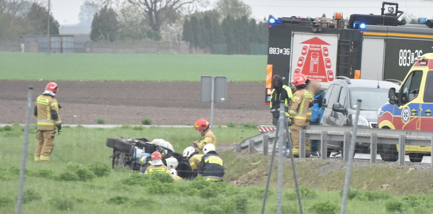 Gmina Inowrocław - Auto wypadło z drogi na obwodnicy. Ranne dzieci