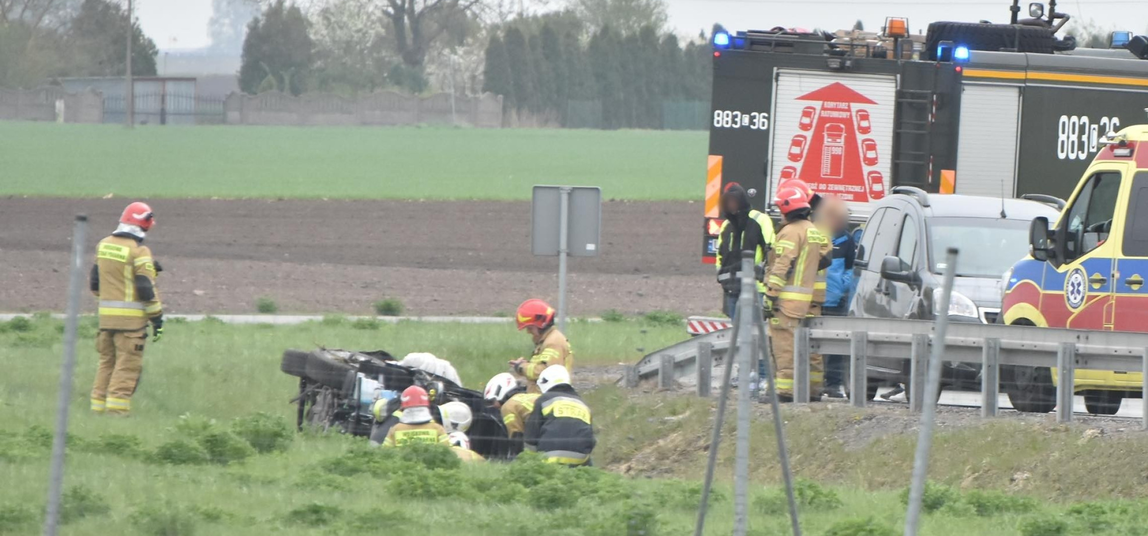 Auto wypadło z drogi na obwodnicy. Ranne dzieci