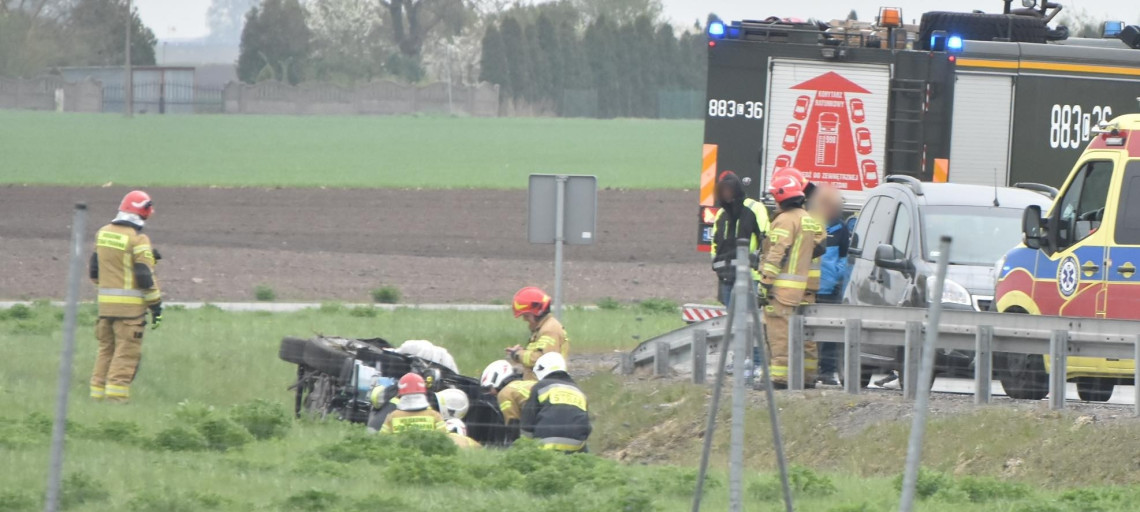 Auto wypadło z drogi na obwodnicy. Ranne dzieci