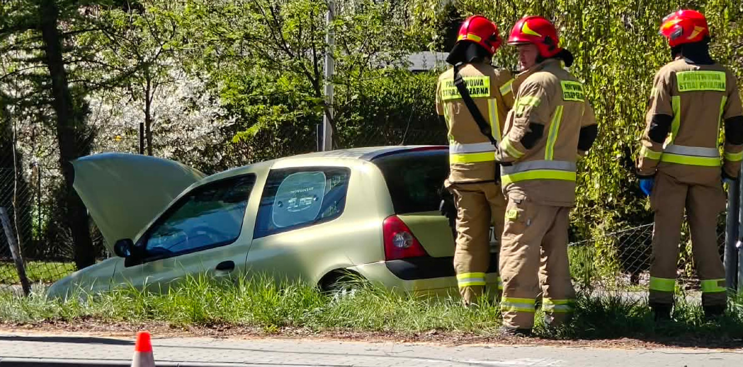 Inowrocław - Auto uderzyło w drzewo i płot. Są utrudnienia!