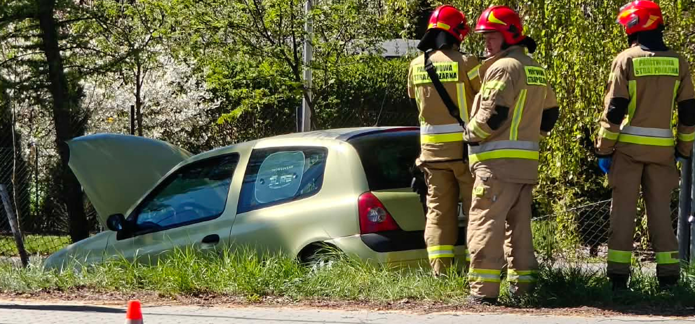 Auto uderzyło w drzewo i płot. Są utrudnienia!