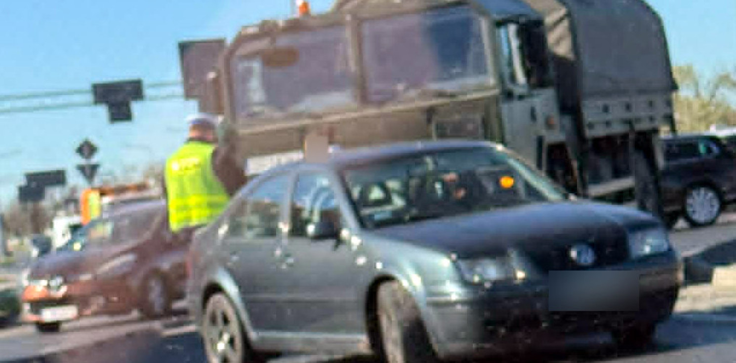 Inowrocław - Stłuczka na rondzie z udziałem wojskowego pojazdu