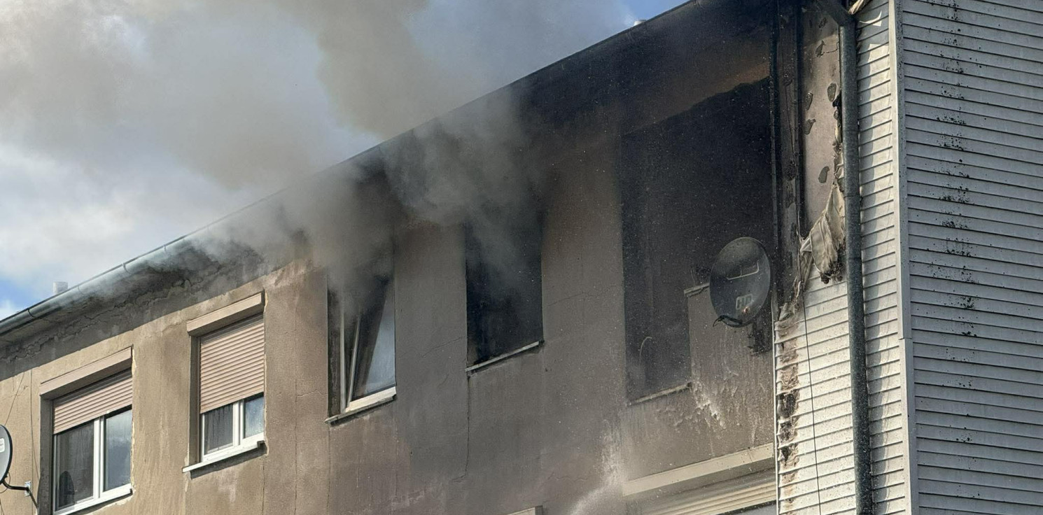 Strzelno - Pożar bloku w Markowicach. Trwa akcja gaśnicza