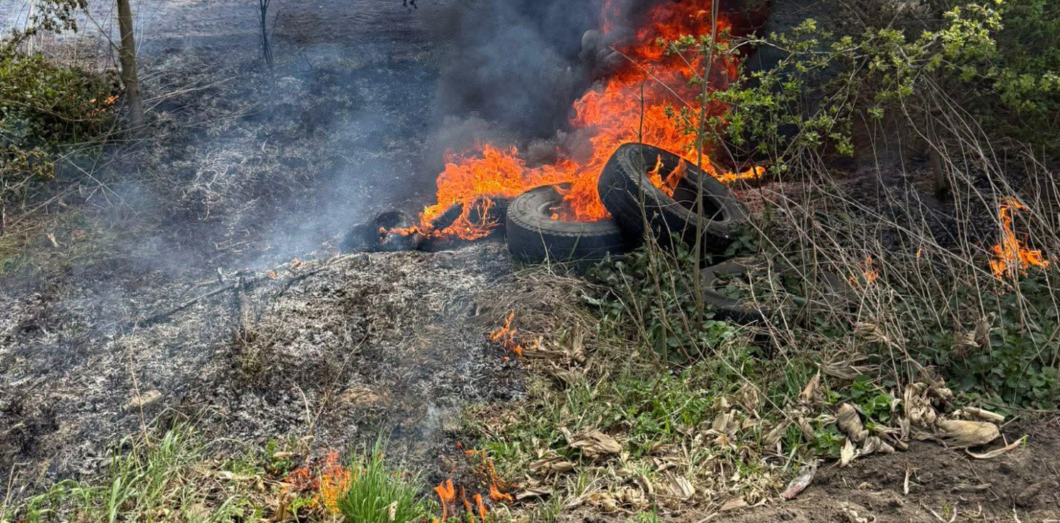 Gmina Inowrocław - Pożar opon i trawy pod Inowrocławiem