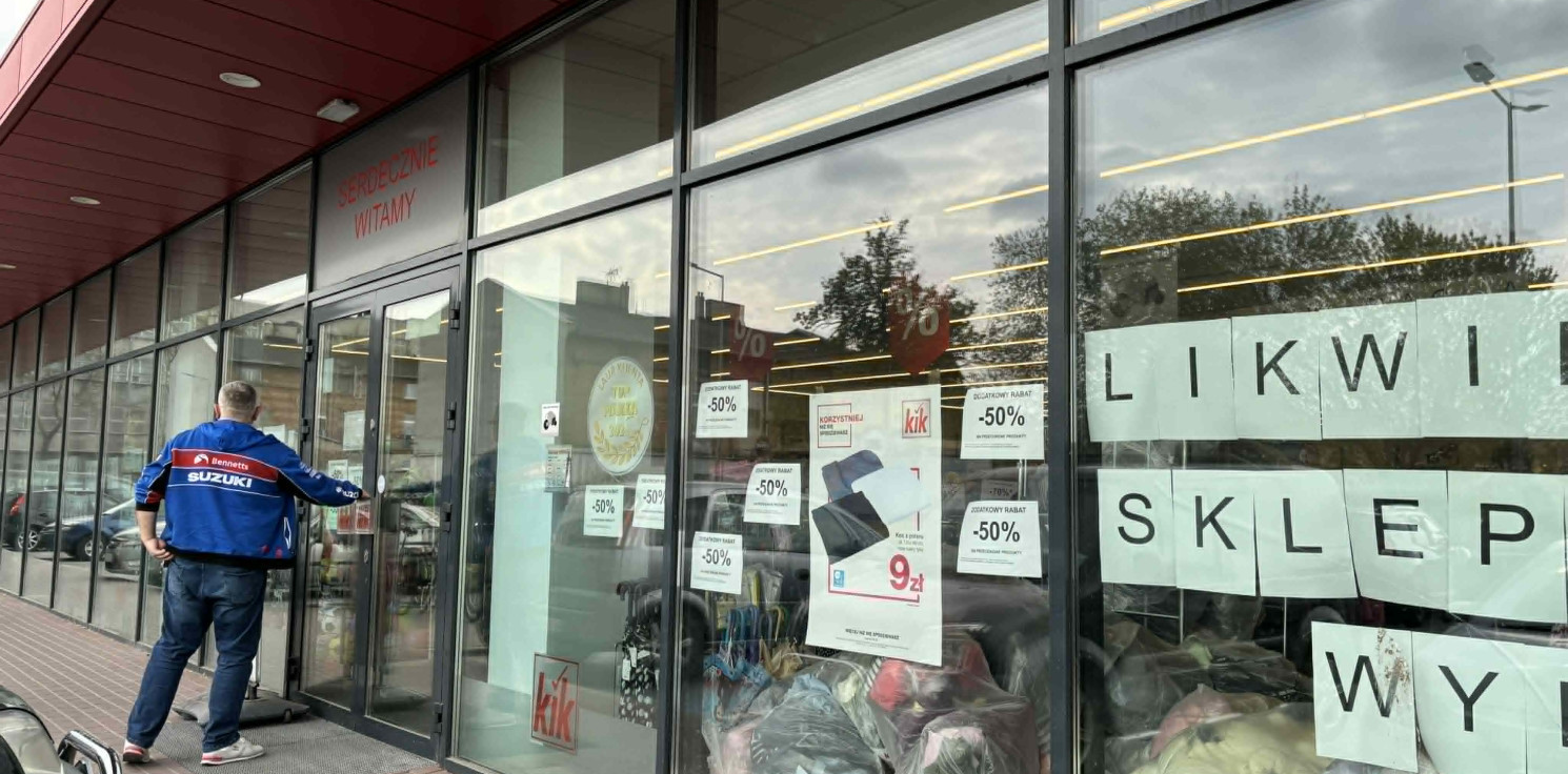 Inowrocław - Likwidacja sklepu w A Centrum. Klienci ruszyli na wyprzedaż
