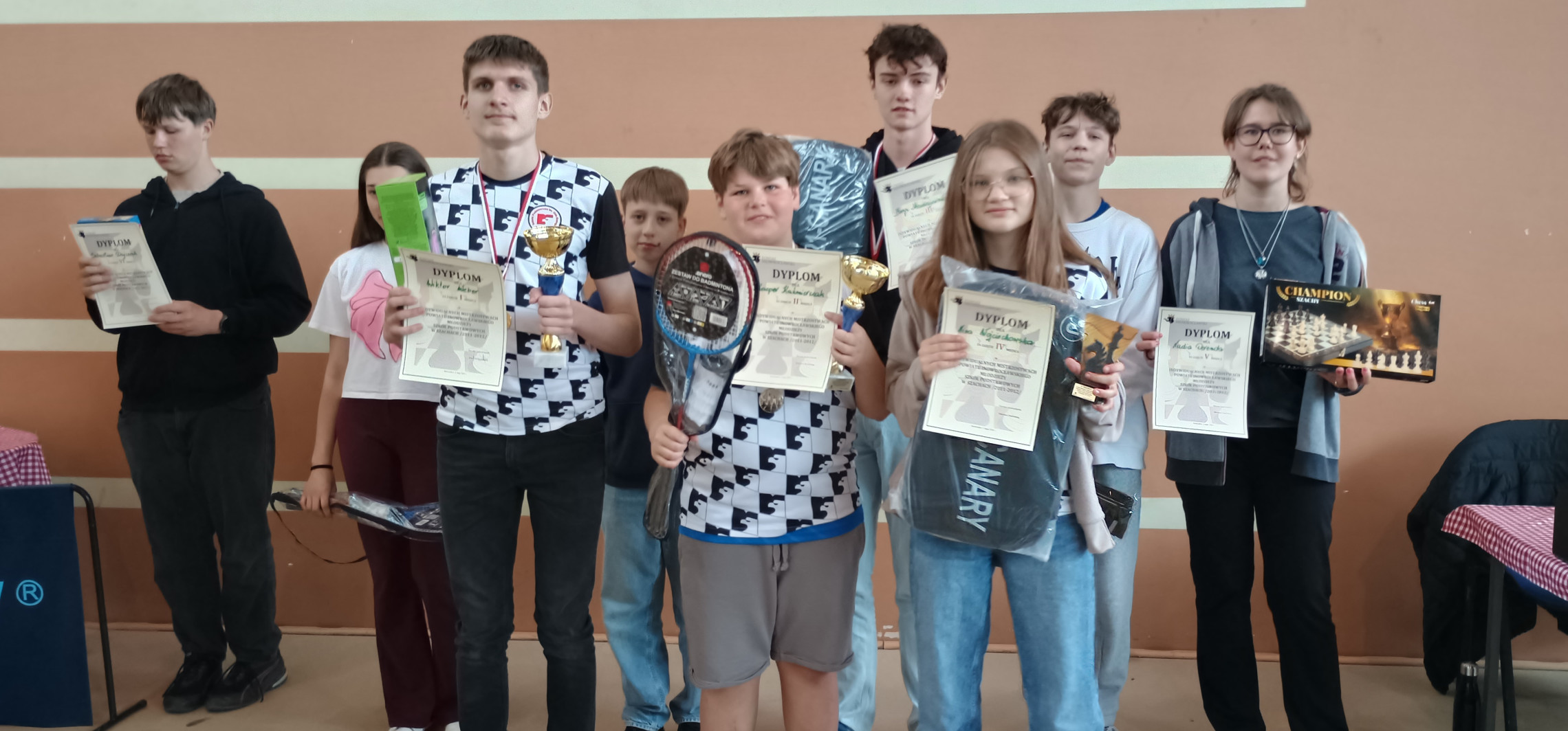 Szachowe emocje w Tucznie. Blisko 150 uczniów w grze
