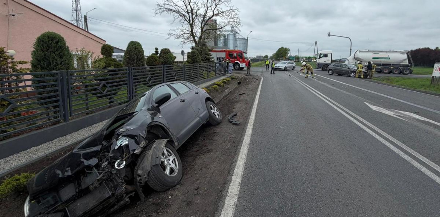Radziejów - Nie ustąpił pierwszeństwa. Nissan wpadł do rowu