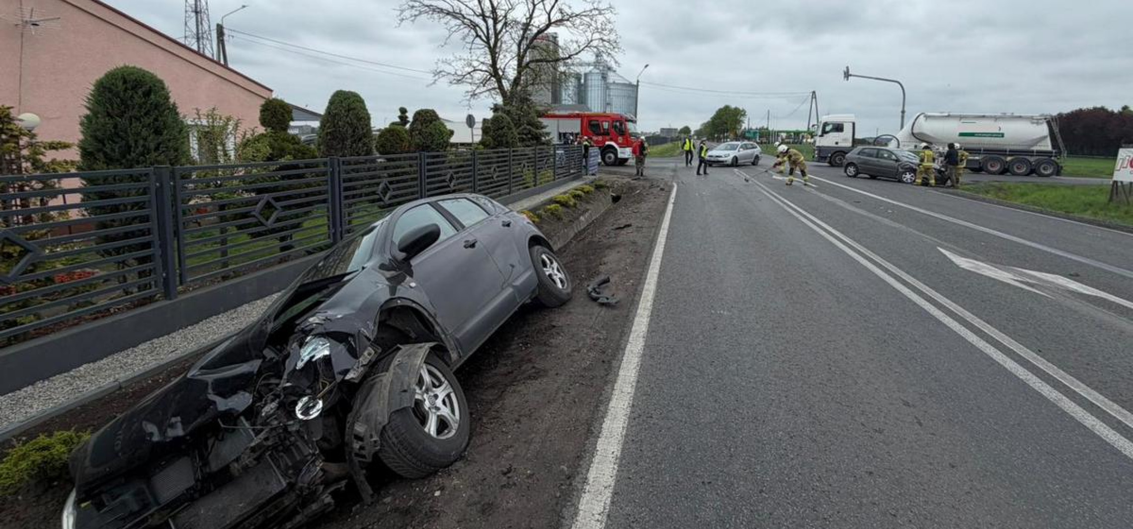 Nie ustąpił pierwszeństwa. Nissan wpadł do rowu