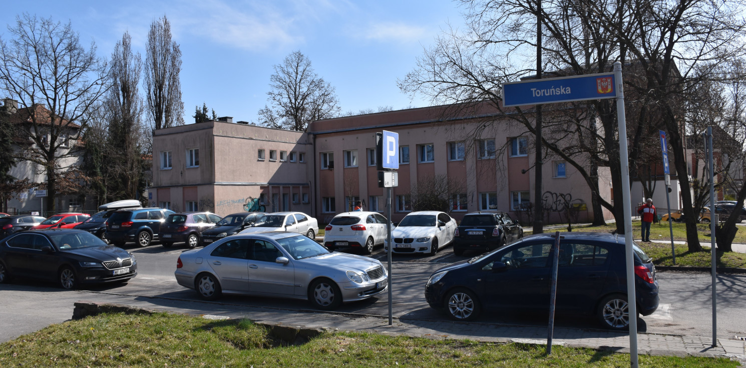 Inowrocław - Miasto chce rozszerzyć strefę płatnego parkowania. Radna zawalczyła o służby 